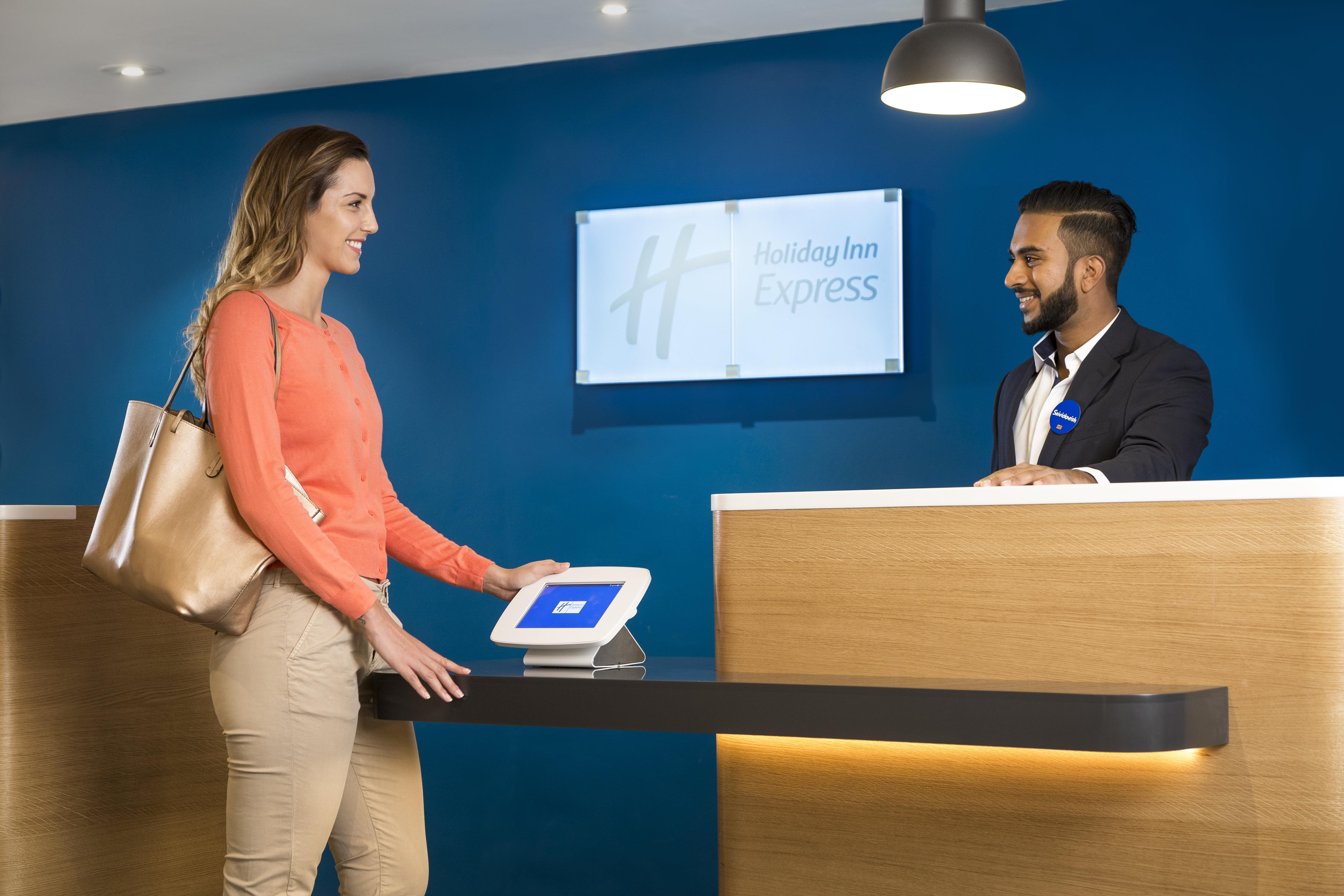 Holiday Inn Express Park Royal By Ihg Лондон Экстерьер фото